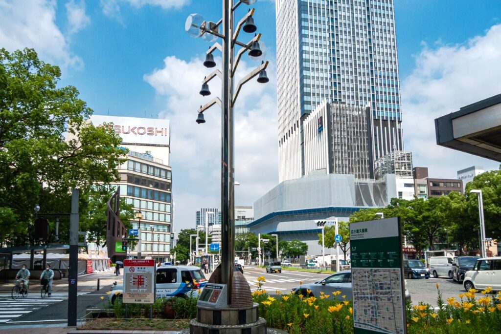 中日ビルの入口に姿を映す、ザ・ランドマーク名古屋栄ビル