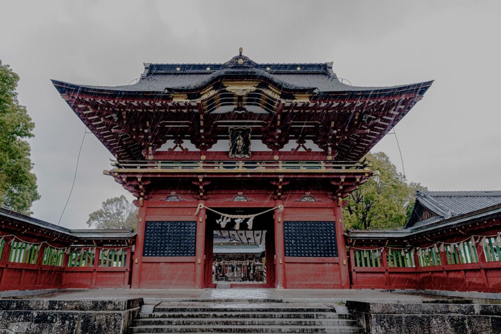 風雨の中の随神門