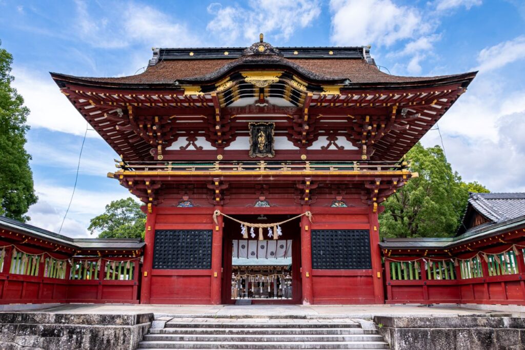 ハスに彩られる随神門